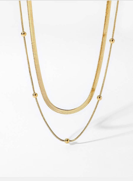 Two gold necklaces 