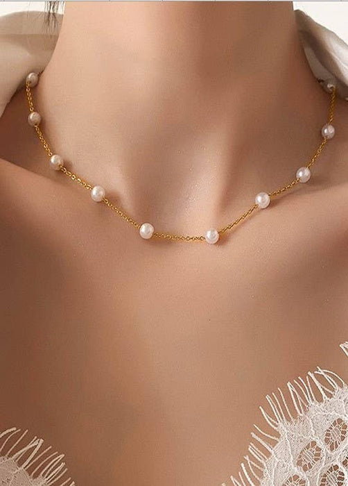 Pearl necklace on a mannequin 