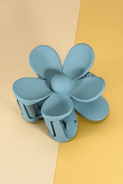 Blue flower-shaped hair clip 