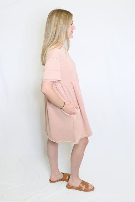 peach pink t shirt dress with pockets and tan sandals