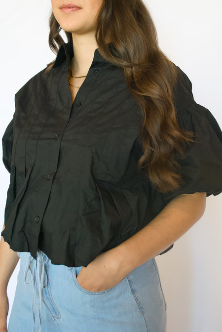 Person wearing a black shirt and light blue jeans 